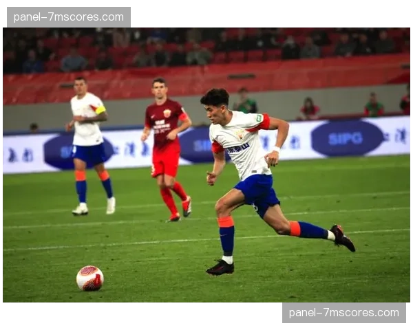 实时:马赛球员帕耶在替补席热身时,得到主场球迷起立鼓掌致敬 实时:马赛球员帕耶在替补席热身时,得到主场球迷起立鼓掌致敬